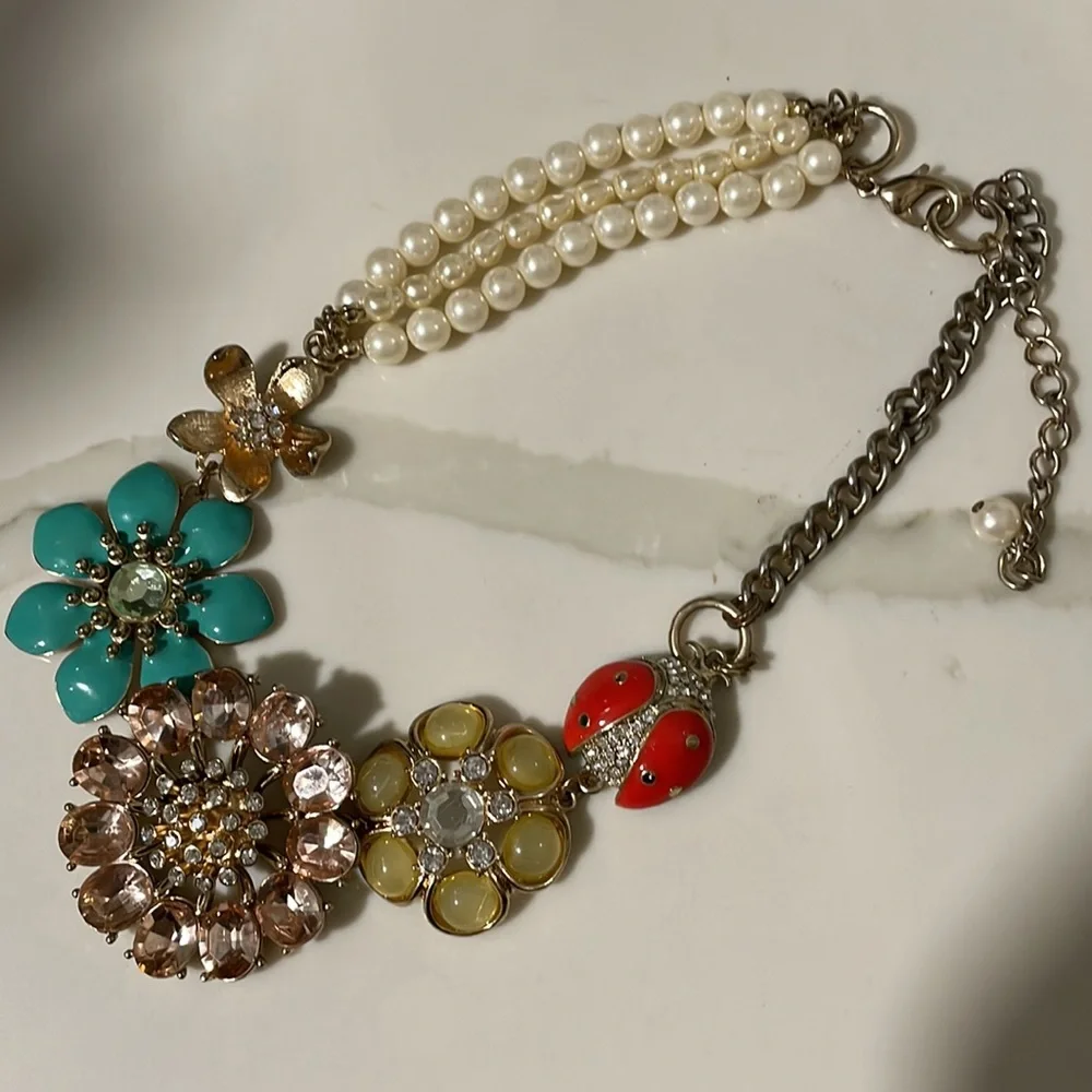 BEAUTIFUL COLORFUL STATEMENT NECKLACE. - Picture 9 of 10